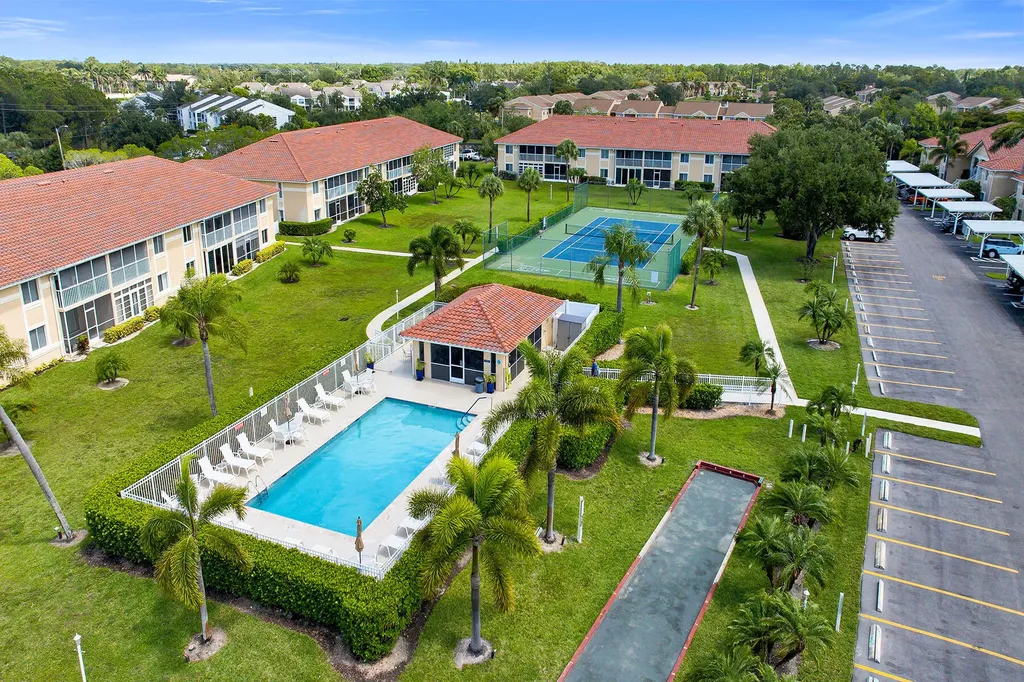 208 Furse Lakes Circle Naples FL 34104