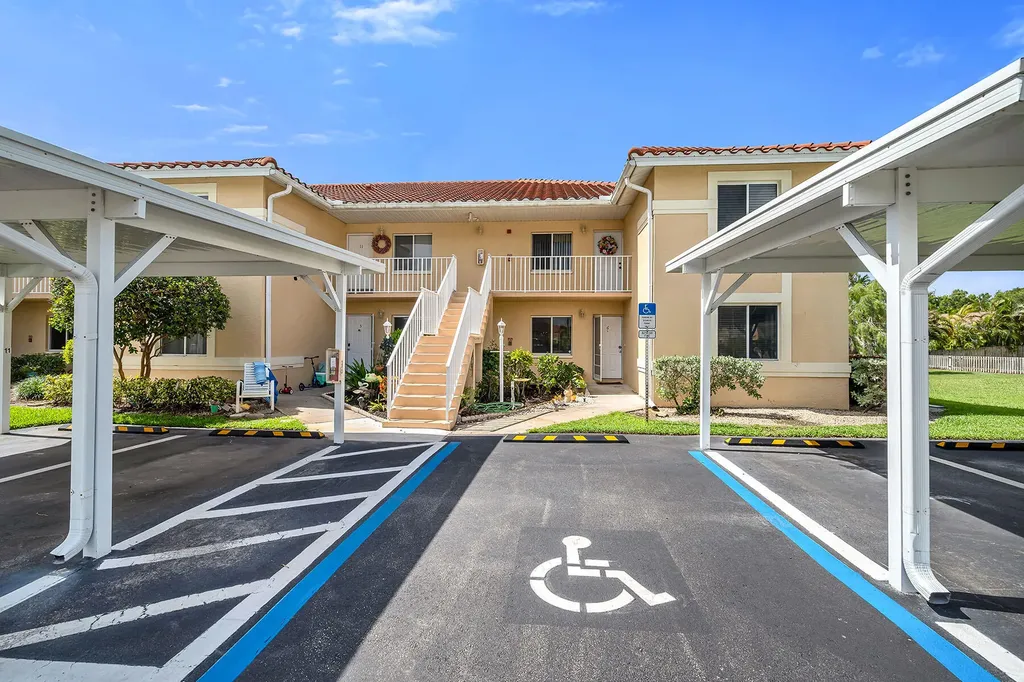 208 Furse Lakes Circle Naples FL 34104