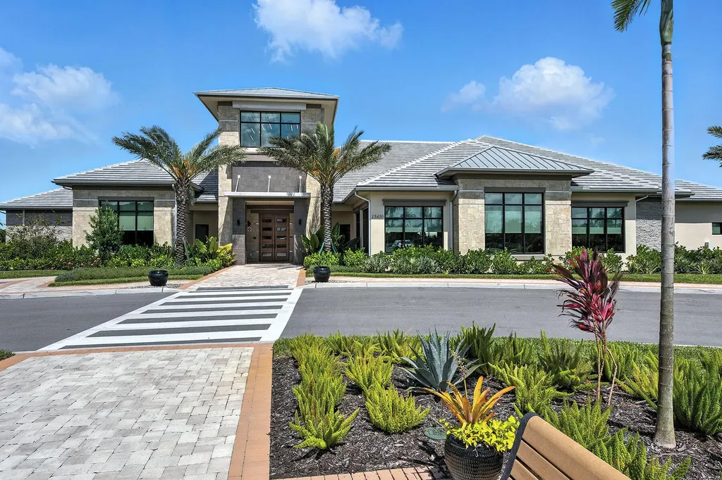 15743 Modena Street Naples FL 34114
