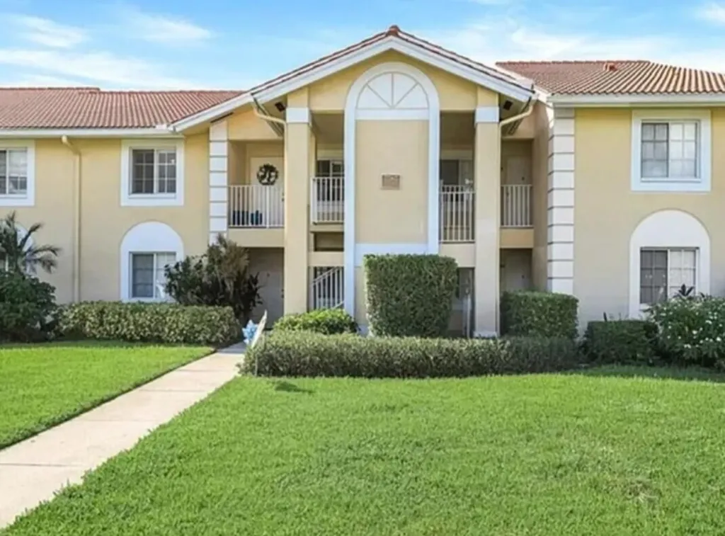 Naples FL, 7767 Jewel Lane, Unit 203