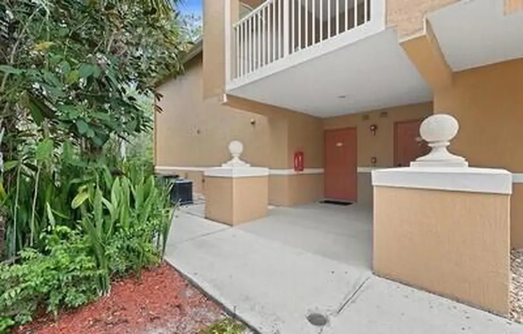 Naples FL, 1885 Florida Club, Unit 8102