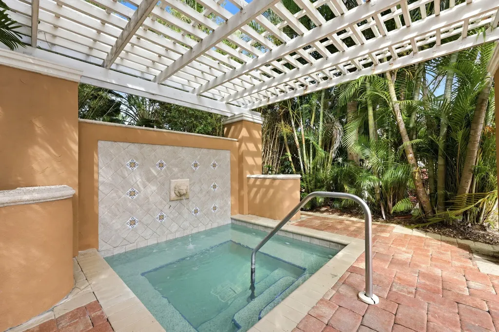 1240 Wildwood Lakes Boulevard Naples FL 34104