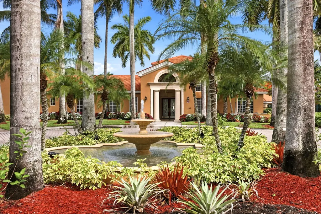 1240 Wildwood Lakes Boulevard Naples FL 34104