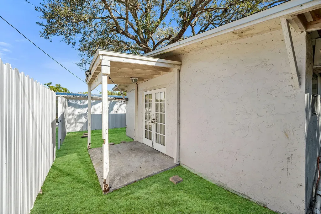 3954 Coconut Circle N Naples FL 34104