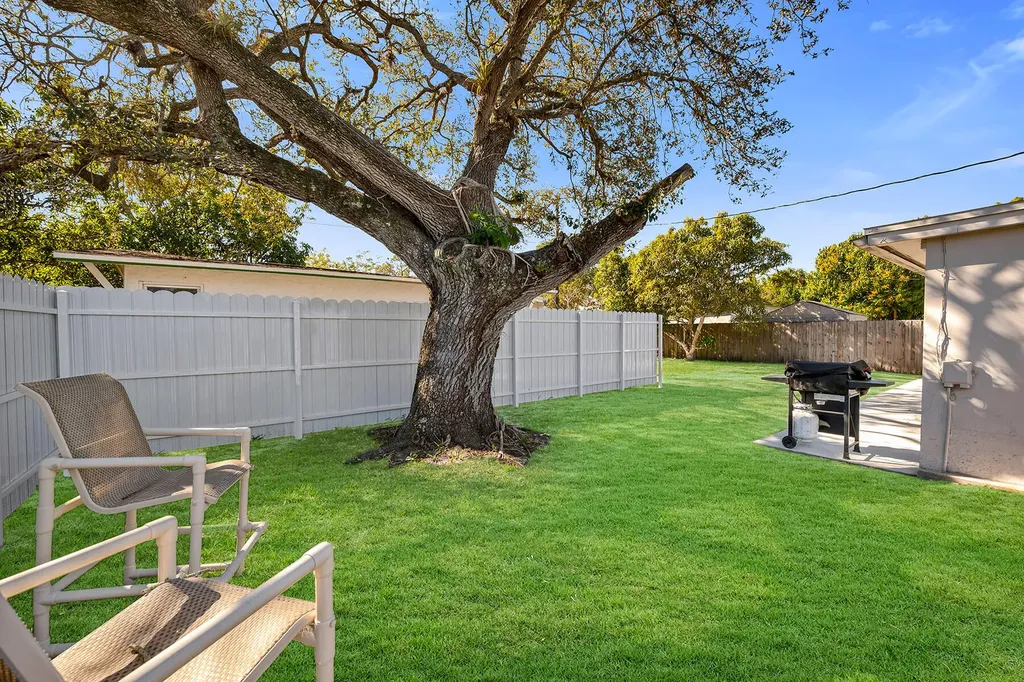 3954 Coconut Circle N Naples FL 34104