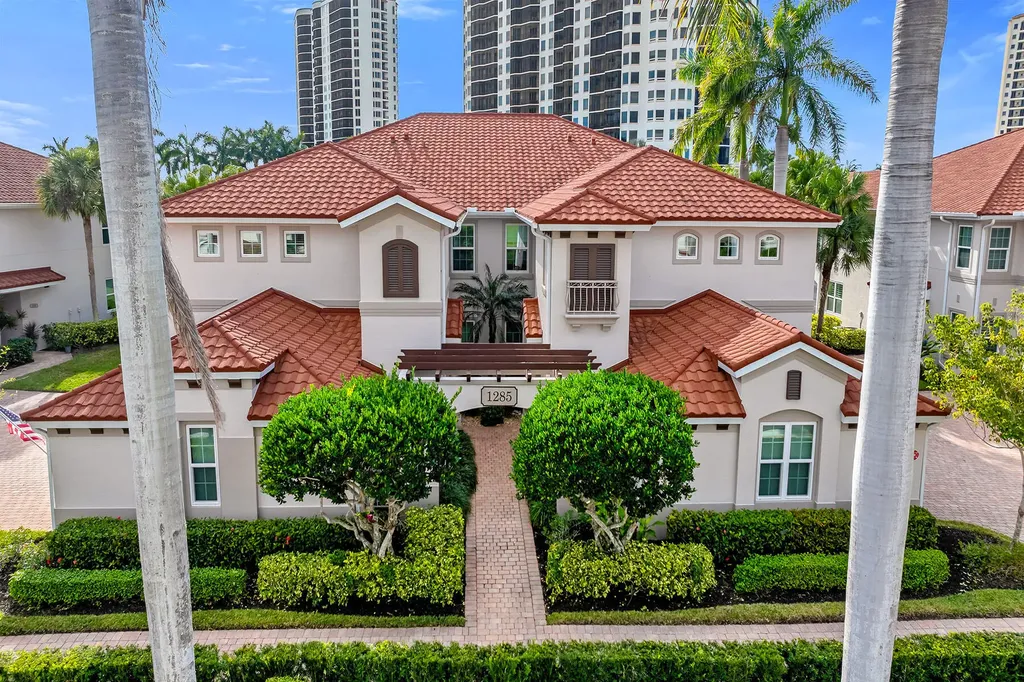 1285 Rialto Way Naples FL 34114