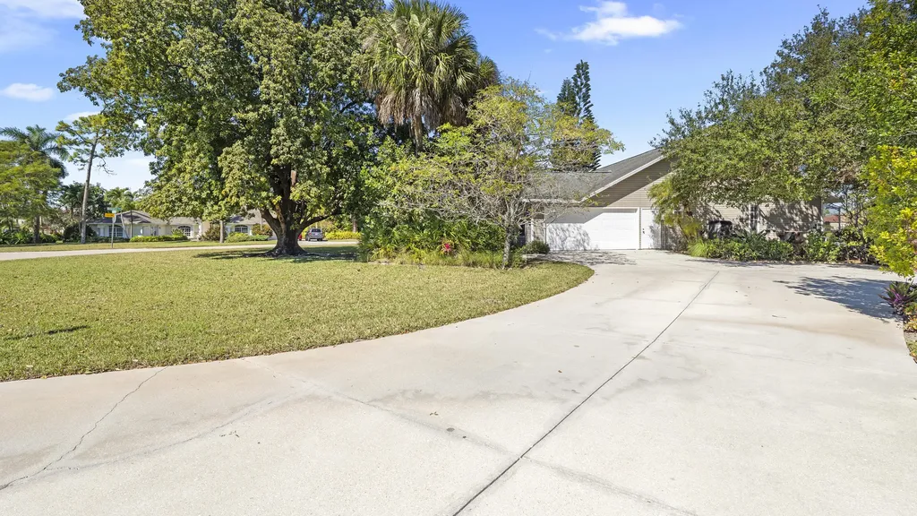 60 Brampton Lane Naples FL 34104