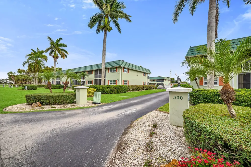 200 Valley Stream Drive Naples FL 34113