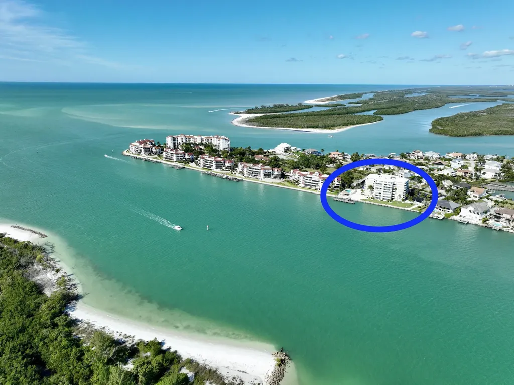 60 W Pelican Street W Naples FL 34113