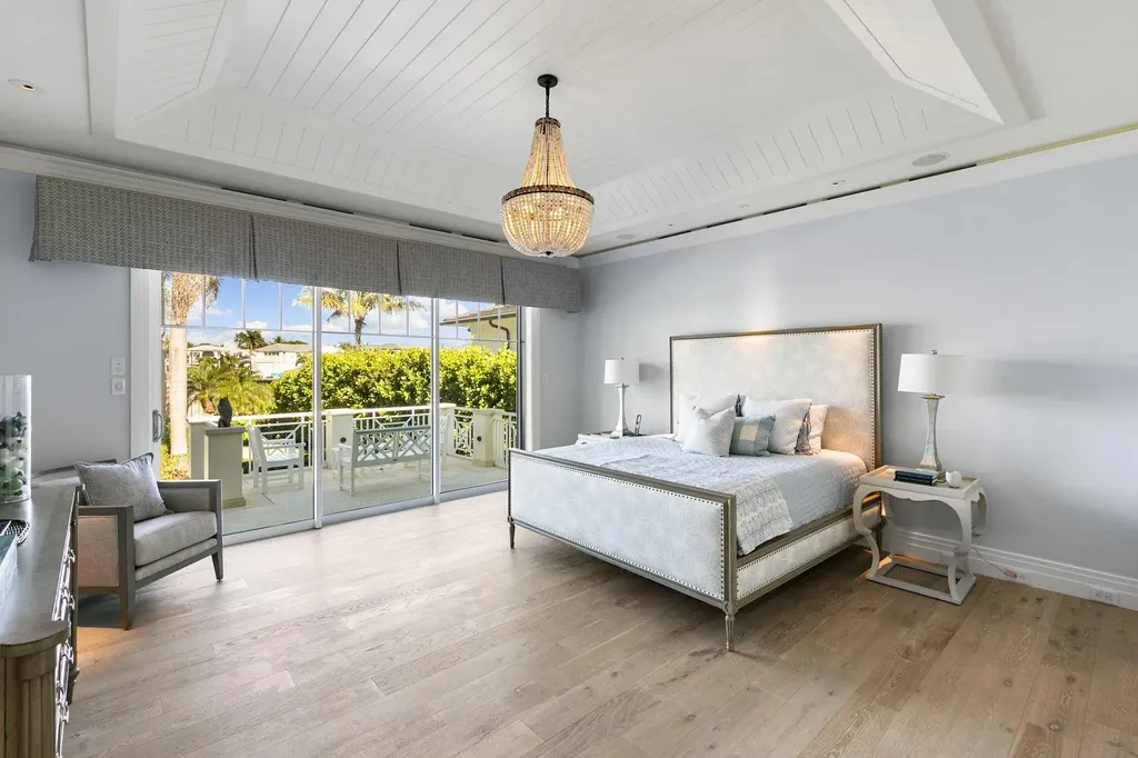 221 Aqua Court Naples FL 34102