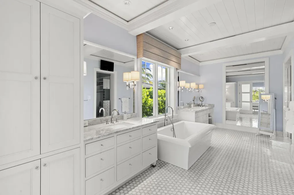 221 Aqua Court Naples FL 34102