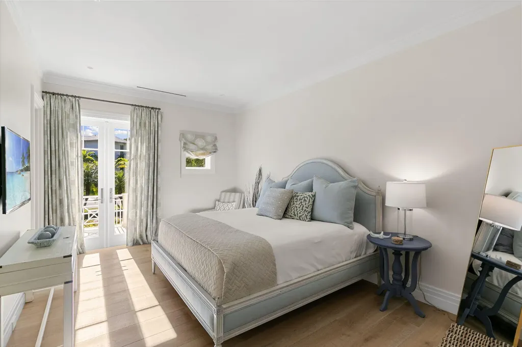 221 Aqua Court Naples FL 34102