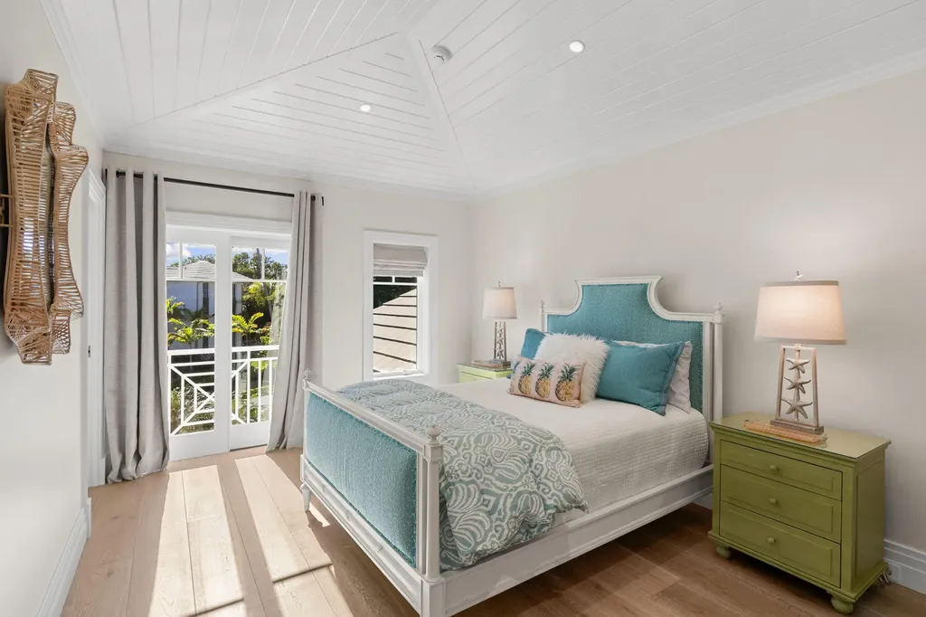 221 Aqua Court Naples FL 34102