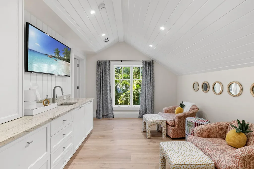 221 Aqua Court Naples FL 34102