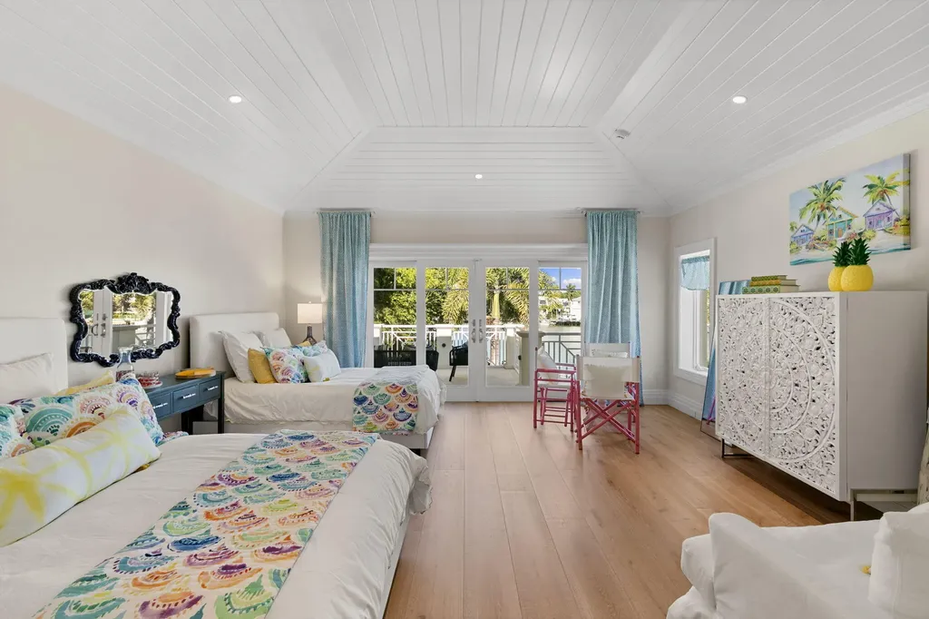 221 Aqua Court Naples FL 34102