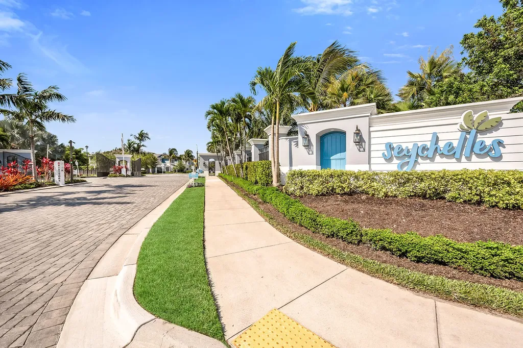 2609 Seychelles Circle Naples FL 34112