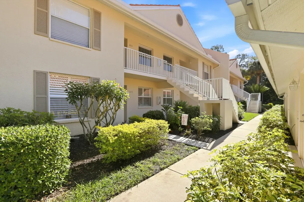 289 Robin Hood Circle Naples FL 34104