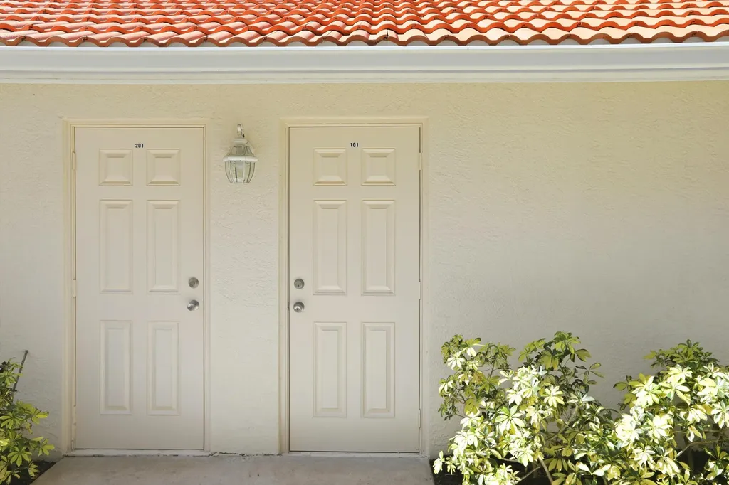 289 Robin Hood Circle Naples FL 34104