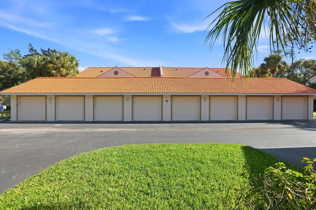 289 Robin Hood Circle Naples FL 34104