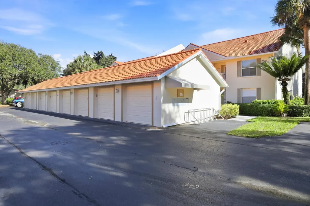 289 Robin Hood Circle Naples FL 34104