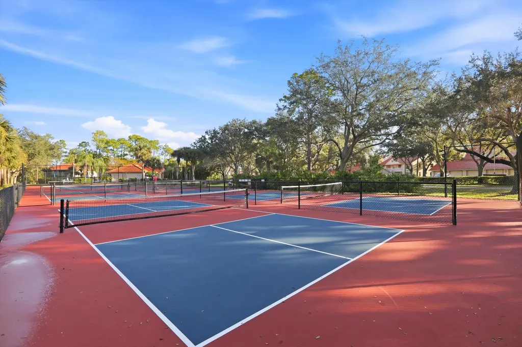 289 Robin Hood Circle Naples FL 34104