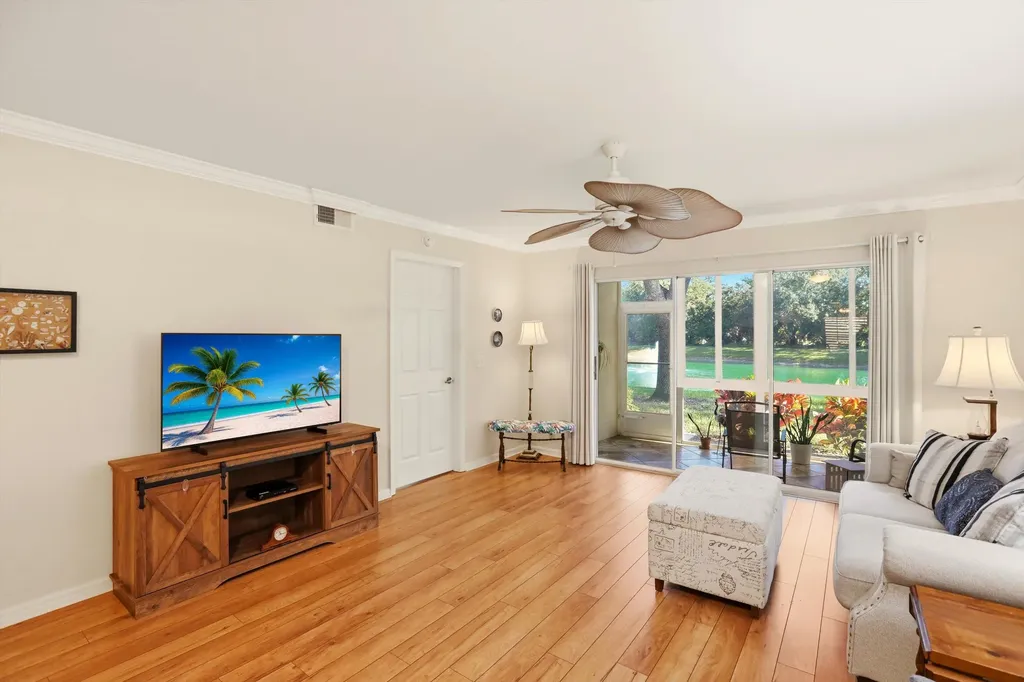 289 Robin Hood Circle Naples FL 34104