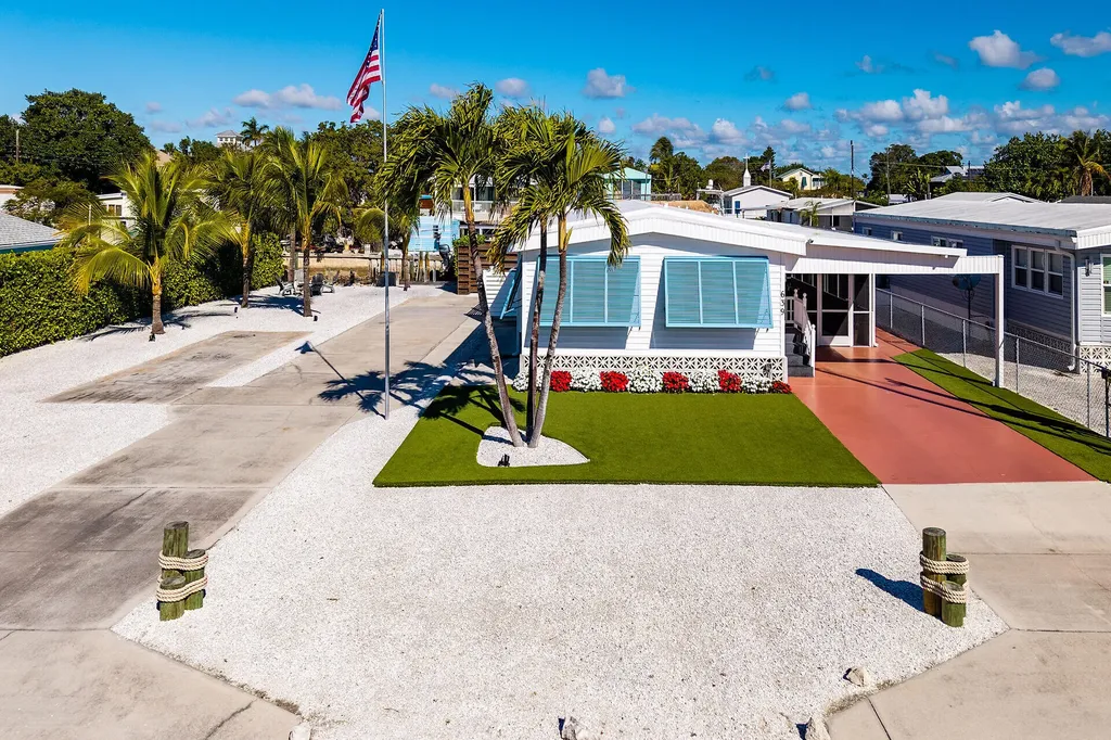 639 Palm Avenue Goodland FL 34140