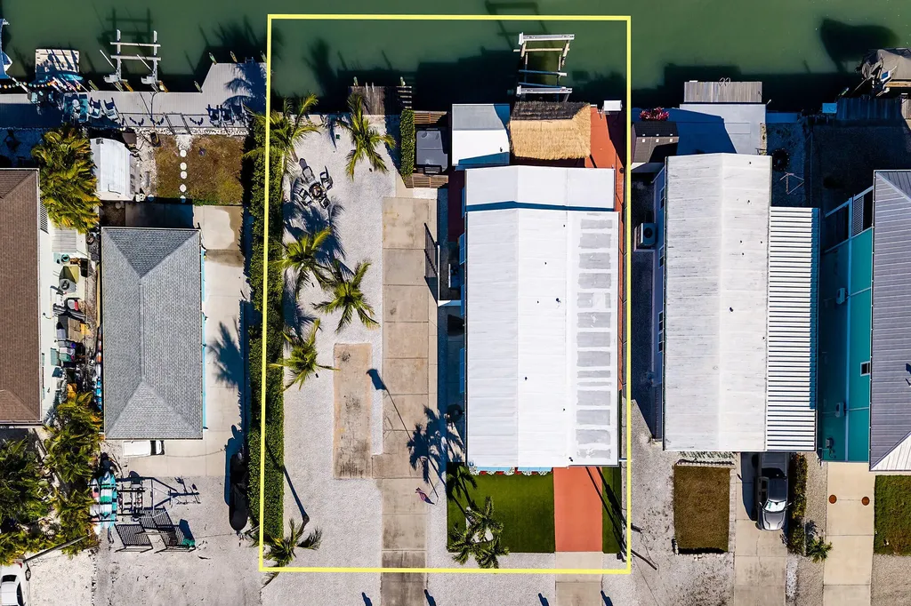 639 Palm Avenue Goodland FL 34140