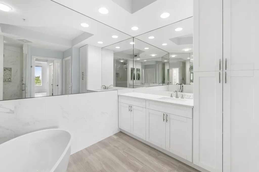 425 Cove Tower Drive Naples FL 34110