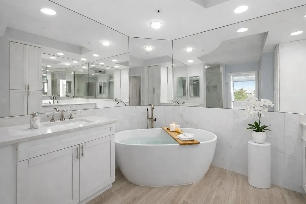 425 Cove Tower Drive Naples FL 34110
