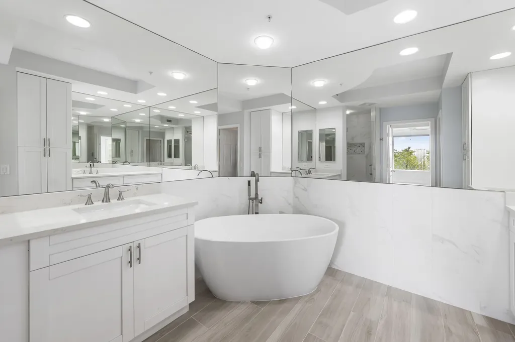 425 Cove Tower Drive Naples FL 34110