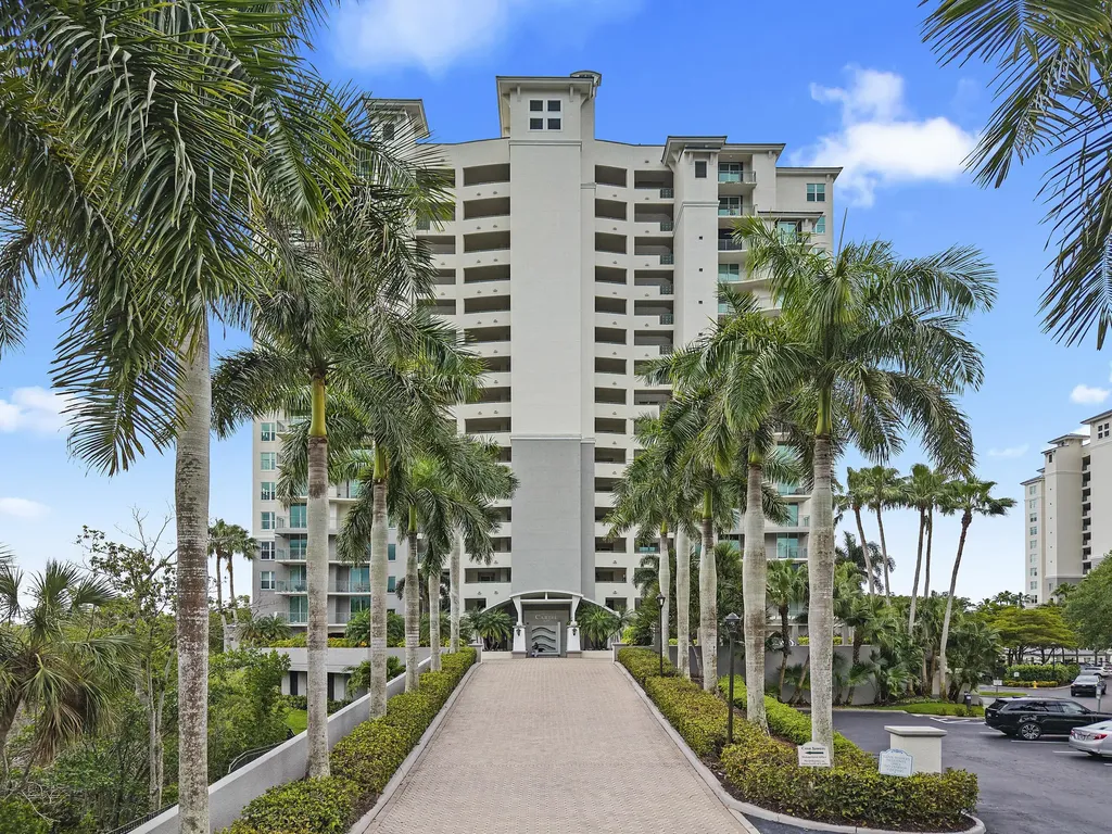 425 Cove Tower Drive Naples FL 34110
