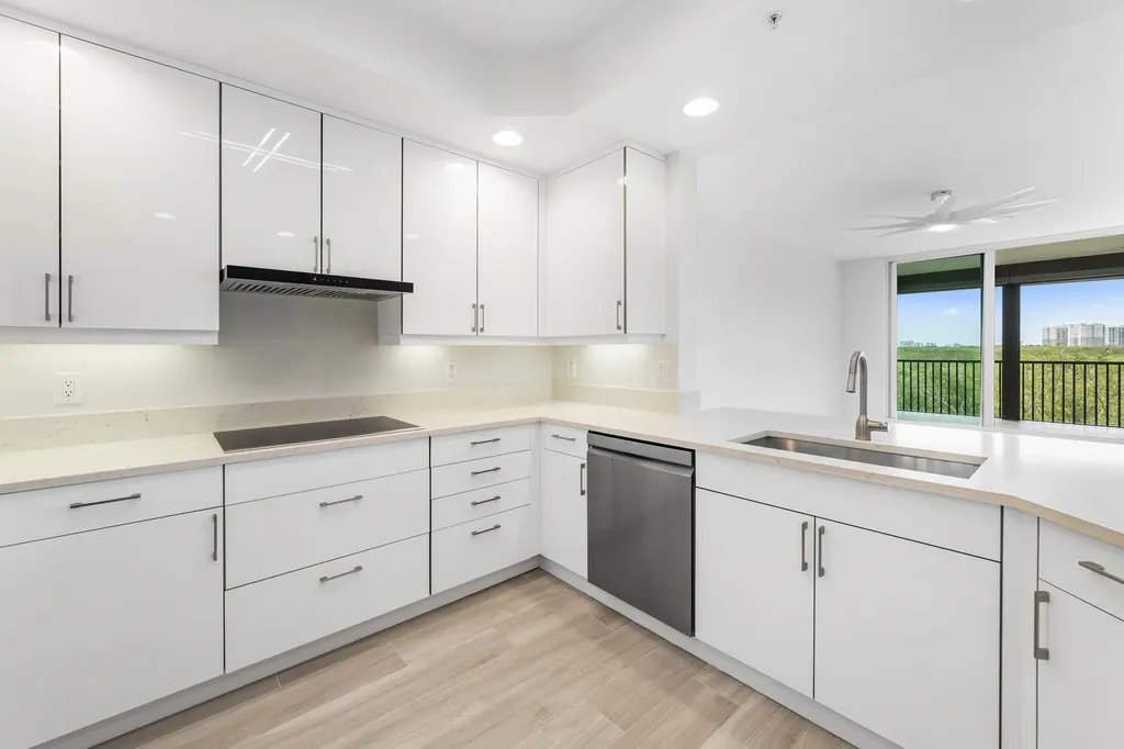425 Cove Tower Drive Naples FL 34110