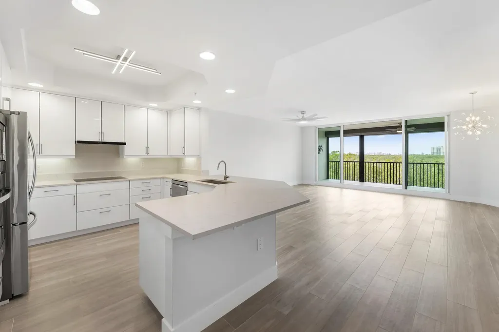 425 Cove Tower Drive Naples FL 34110