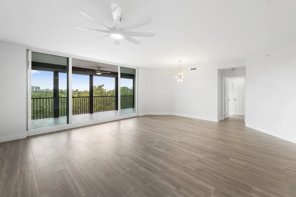 425 Cove Tower Drive Naples FL 34110