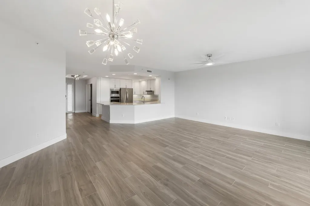 425 Cove Tower Drive Naples FL 34110
