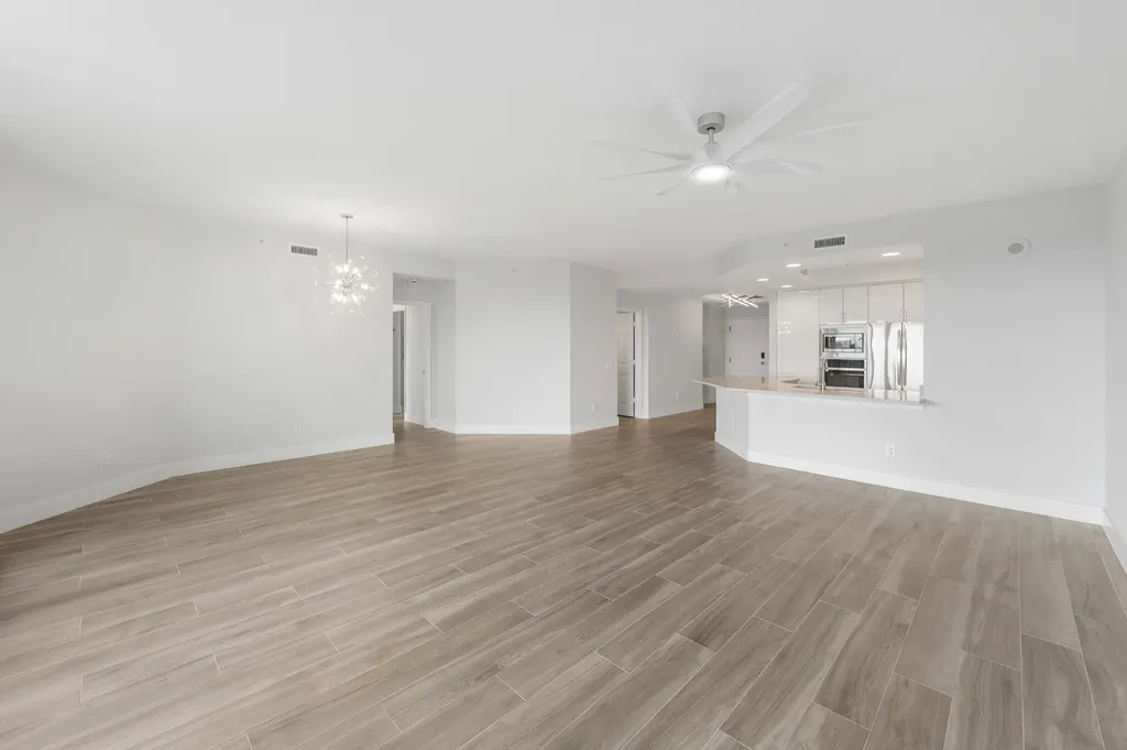 425 Cove Tower Drive Naples FL 34110