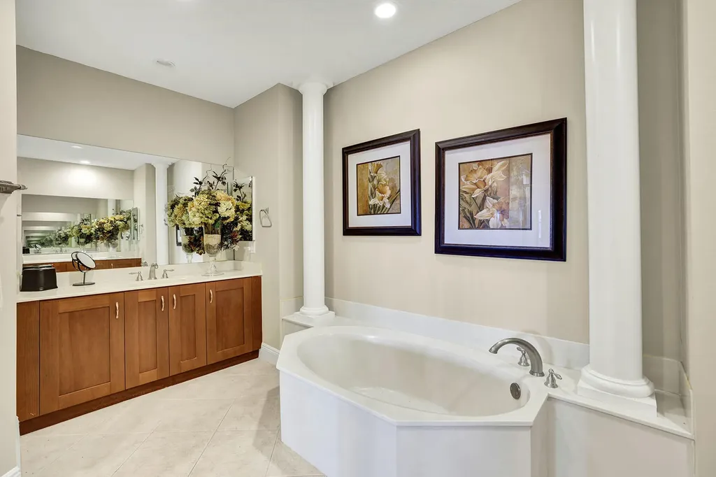 9234 Tesoro Naples FL 34114