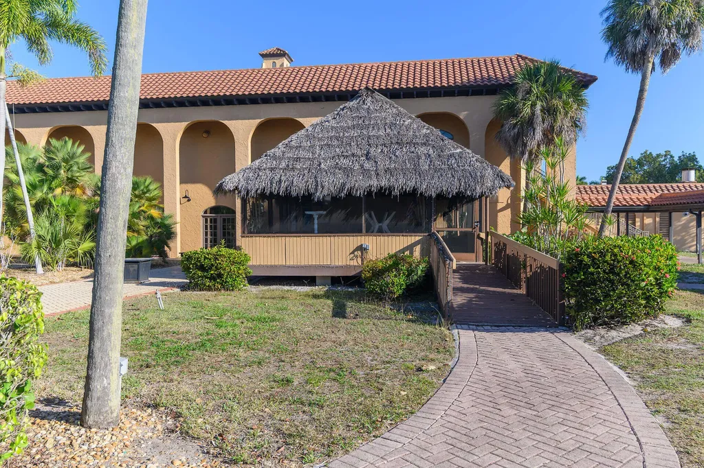 25000 Tamiami E Naples FL 34114