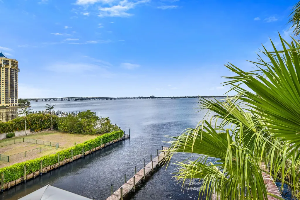 3000 Oasis Grand Boulevard Fort Myers FL 33916