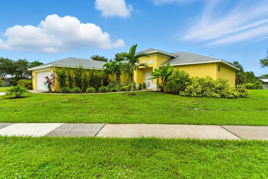 176 Venus Cay Naples FL 34114