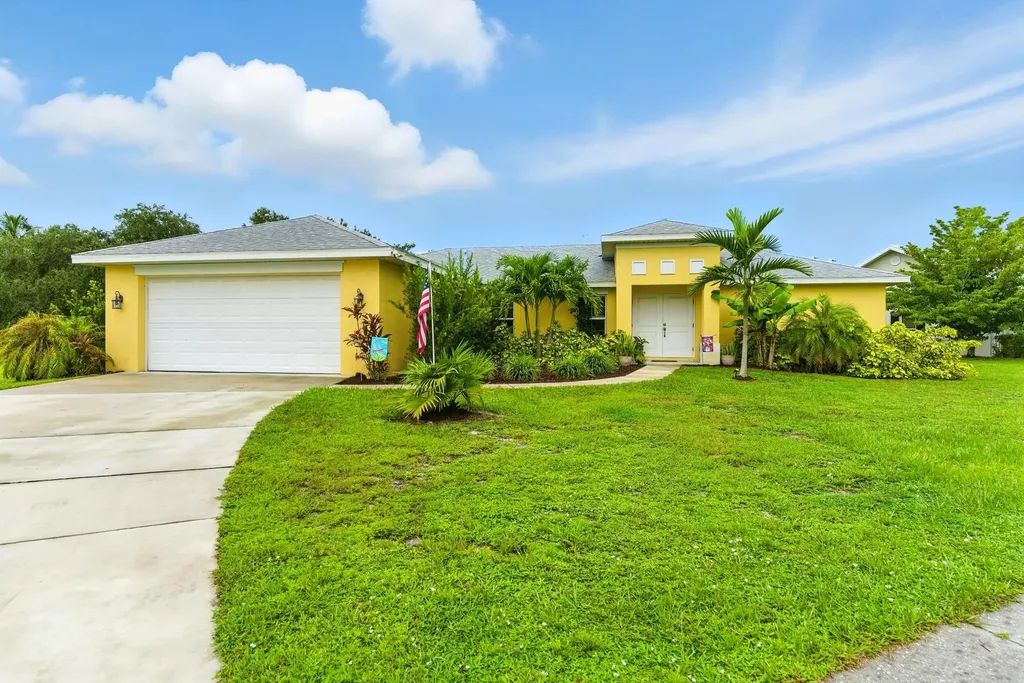 176 Venus Cay Naples FL 34114