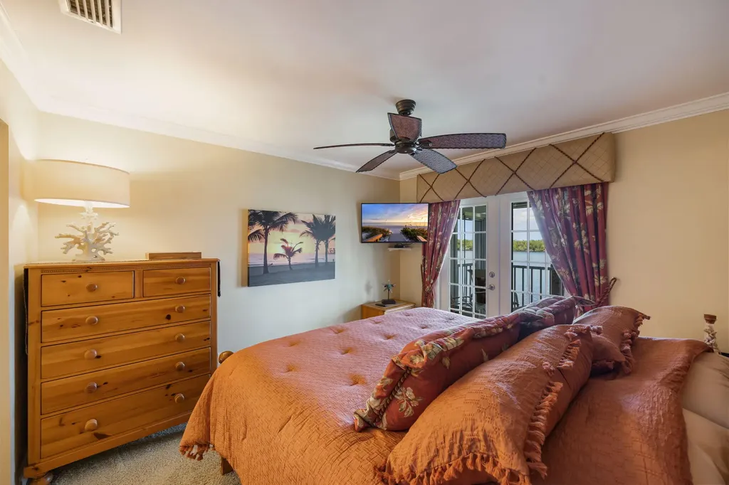 1045 Mainsail Naples FL 34114