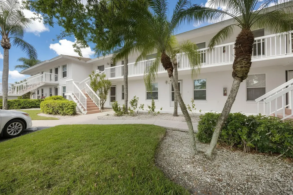 1045 Mainsail Naples FL 34114
