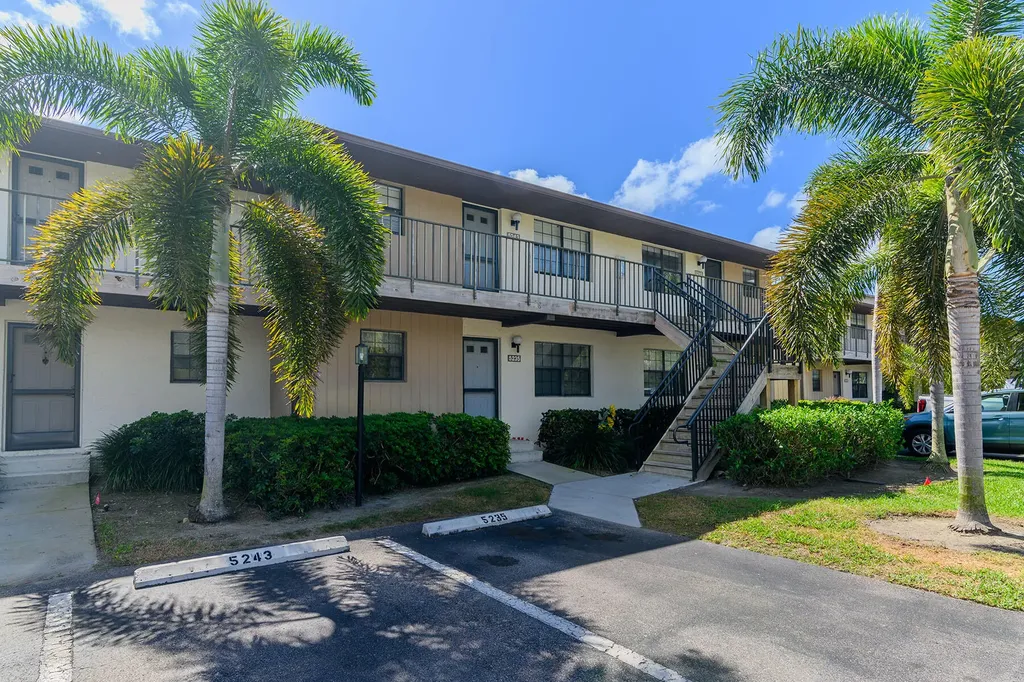 5245 Treetops Drive Naples FL 34113