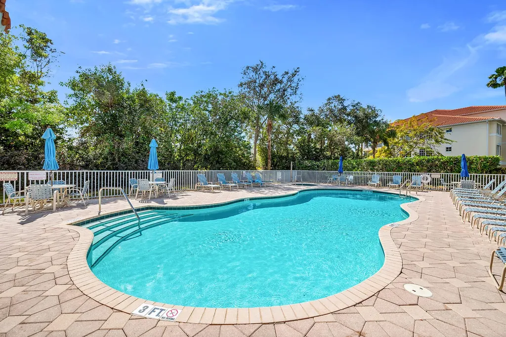 4843 Hampshire Court Naples FL 34112
