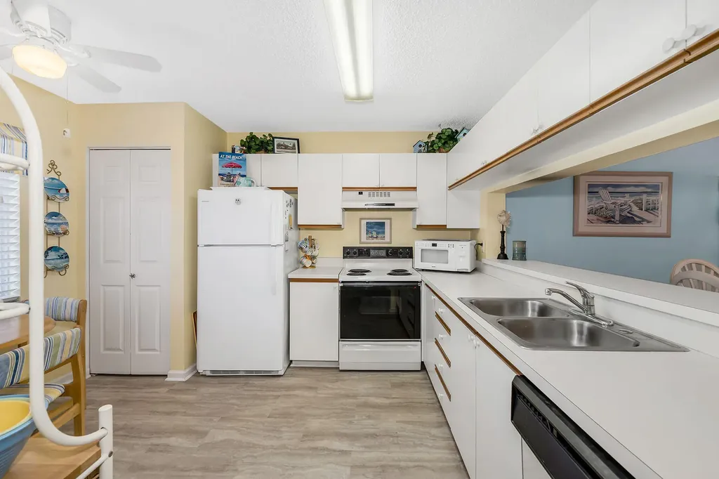 7025 Dennis Naples FL 34104