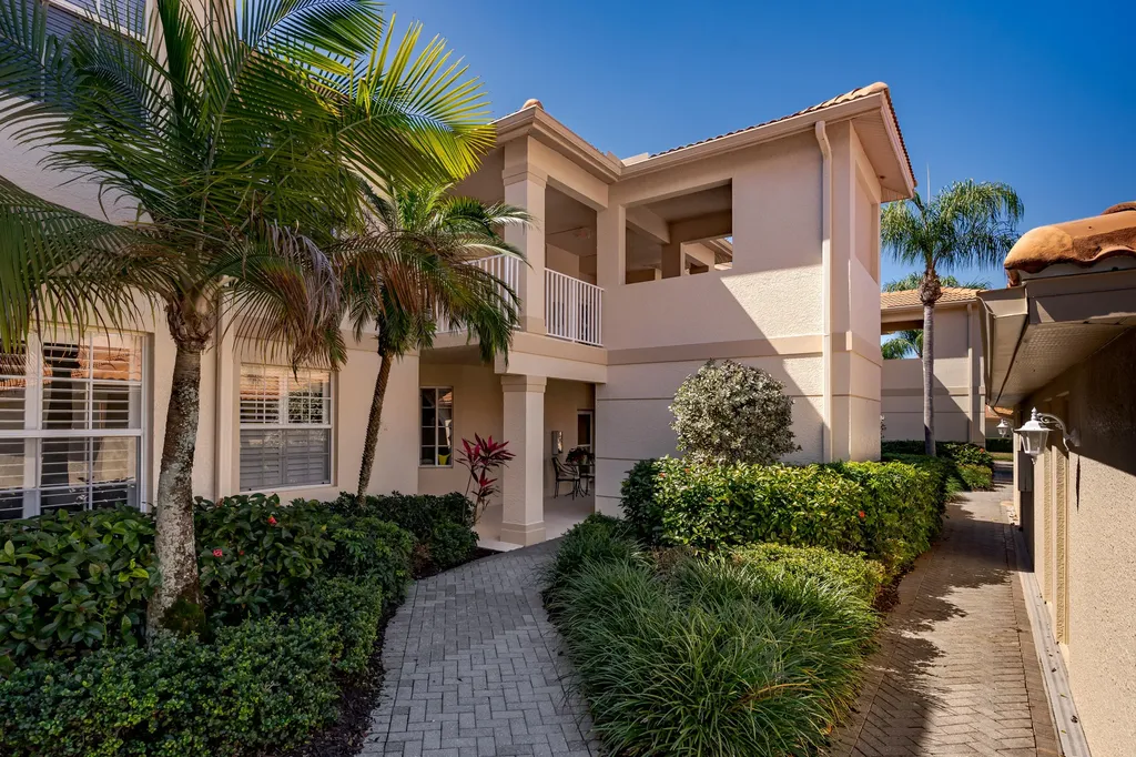 3972 Bishopwood Court E Naples FL 34114