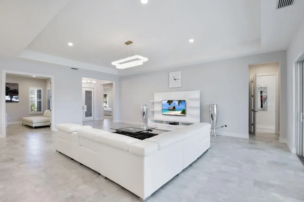 14327 Laguna Springs Lane Naples FL 34114