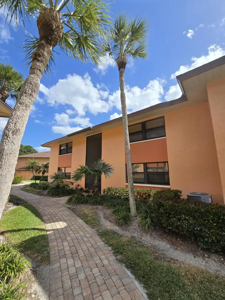 1532 Mainsail Naples FL 34114